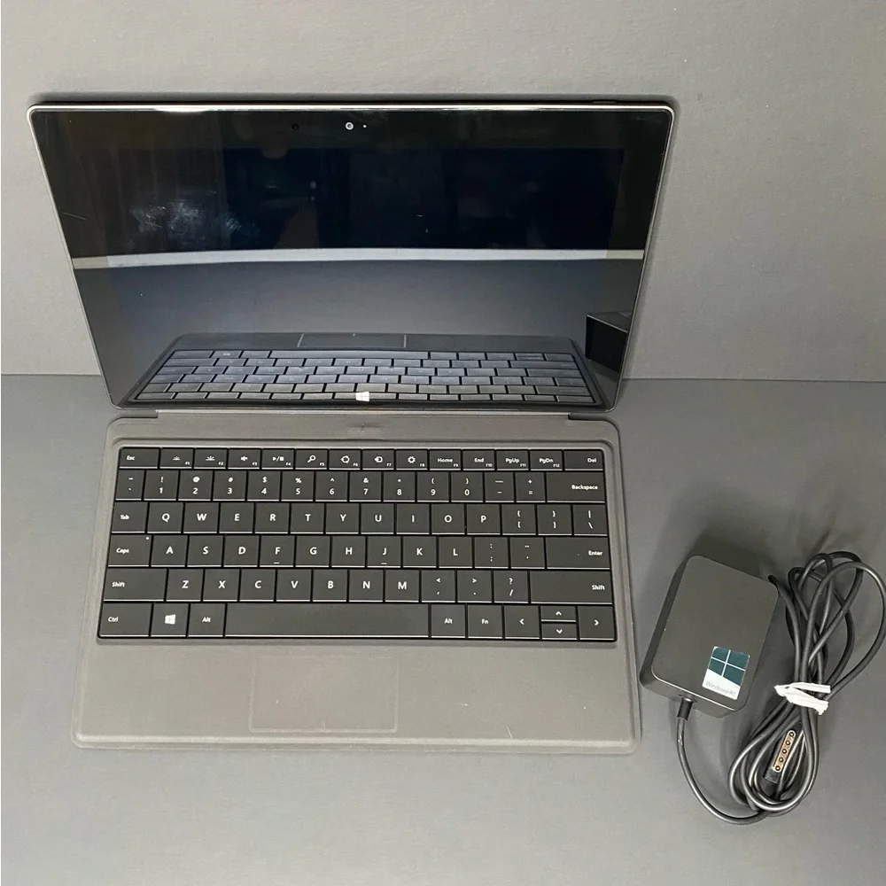 10.6 Microsoft Surface RT 1516 Touch Tablet 32GB W. Black Keyboard/ Charger -EUC